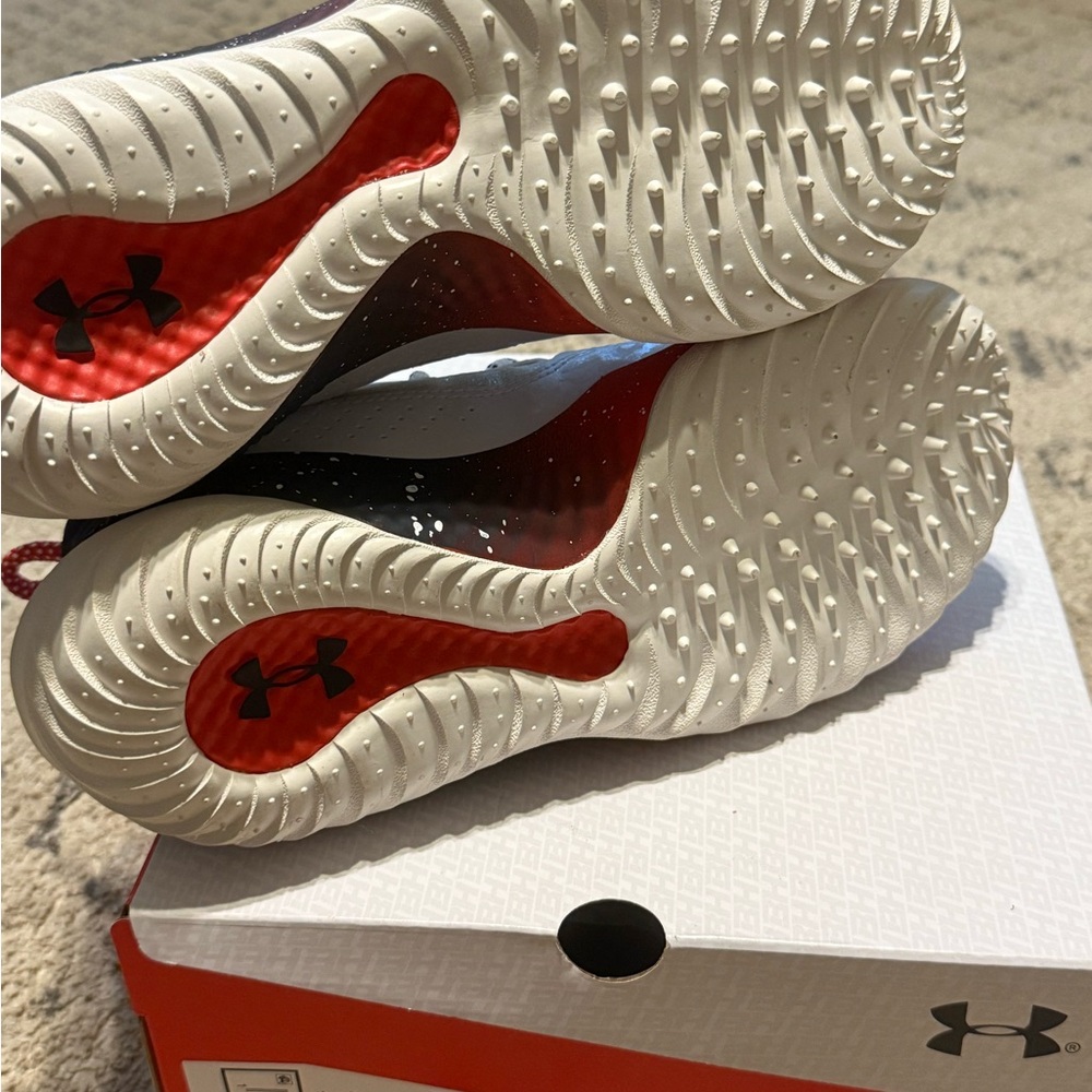 Brand New Under Armour White and Red Sneakers cleats turfs size 7.5 - Picture 4 of 4